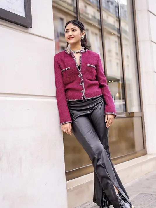 Hadir di Chanel Paris Fashion Week hingga bertemu Jennie Blackpink, Erina tampil dengan blazer fushcia dari Chanel. Ia pun memadukannya atasan dari brand high end dengan celana kulit slit dari pengrajin Garut. Credit: Instagram/(@erinagudono)
