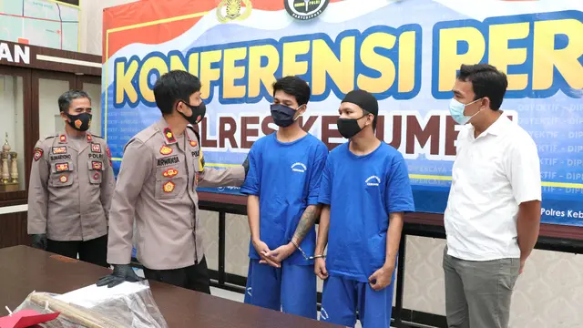 Aparat Polres Kebumen menangkap dua tersangka maling kambing. (Foto: Liputan6.com/Humas Polres Kebumen)