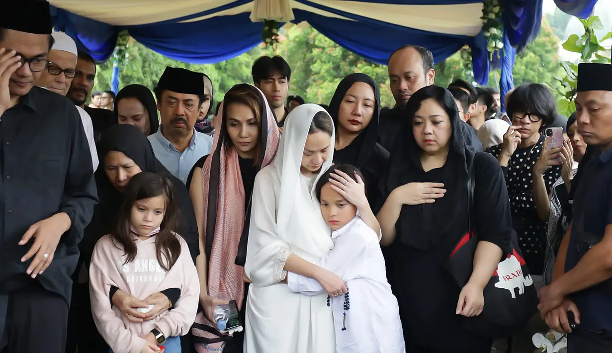 BCl dan Noah Sinclair pemakaman Ashraf Sinclair di San Diego Hils, Karawang, Selasa (18/2). (Bambang E Ros/Fimela.com)