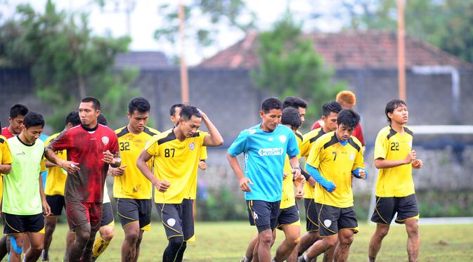 Skuat Arema berlatih jelang babak 8 besar Piala Presiden 2017. (Liputan6.com / Rana Adwa)
