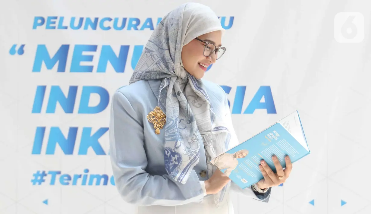 Staf Khusus Presiden Bidang Sosial Angkie Yudistia berpose usai peluncuran buku di Jakarta, Jumat (21/7/2023). (Liputan6.com/Herman Zakharia)