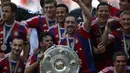 Bayern Munich mengamankan gelar Bundesliga ke-23 mereka dalam waktu singkat dengan tujuh pertandingan tersisa. Tampak beberapa penggawa Bayern Munich berpose bersama trofi Bundesliga, (10/5/2014). (REUTERS/Michael Dalder)