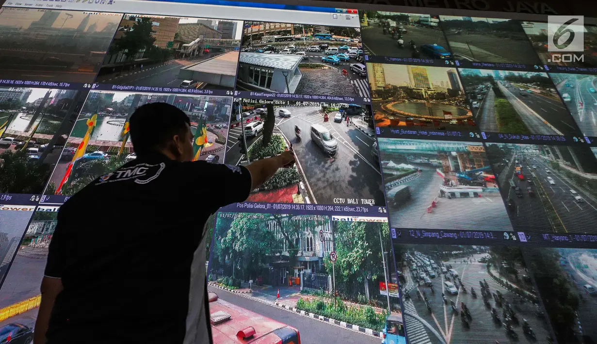 Petugas kepolisian Traffic Managemet Center memantau lalu lintas di Ruang Monitoring, Polda Metro Jaya, Jakarta, Senin (1/7/2019). Ditlantas Polda Metro Jaya mulai menerapkan empat fitur tambahan pada kamera tilang elektronik atau E-TLE mulai hari ini. (Liputan6.com/Faizal Fanani)