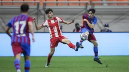 Pemain Barcelona U-18, Joan Anaya Balana (kanan) berebut bola dengan pemain Atletico Madrid U-18, Diego Del Castillo Alonso saat laga International Youth Championship 2021 di Jakarta International Stadium, Jakarta, Jumat (15/04/2022). (Bola.com/Bagaskara Lazuardi)