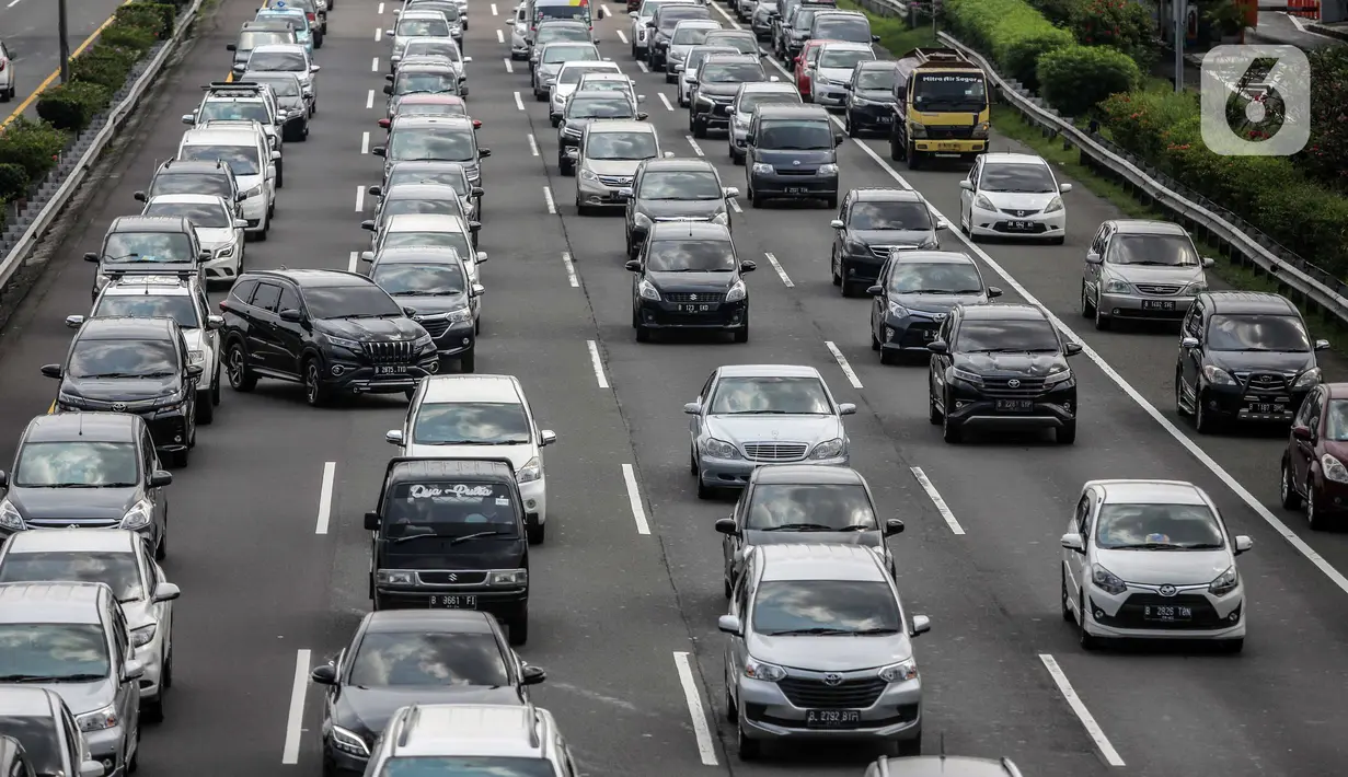 Kendaraan memadati ruas Tol Jagorawi, Jakarta Timur, Kamis (15/5/2021). Kepadatan kendaraan terjadi karena mobilitas warga untuk silaturahmi dan berlibur Lebaran. (Liputan6.com/Faizal Fanani)