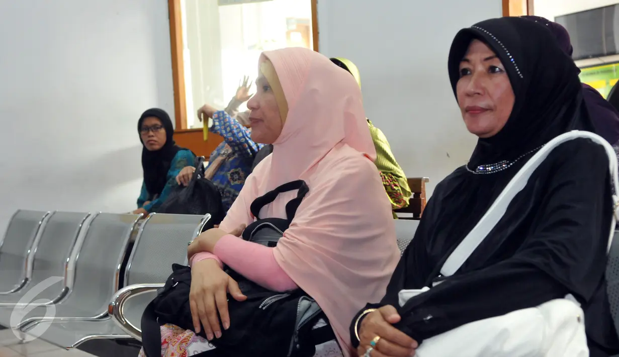 Dorce Gamalama terlihat hadir di sidang kedua Hengki Kawilarang di Pengadilan Negeri Jakarta Selatan,  Senin (29/6/2015). Sidang beragendakan eksepsi alias nota pembelaan dari pihak Hengki. (Liputan6.com/Panji Diksana)