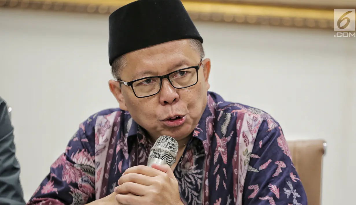 Sekjen PPP Asrul Sani menggelar konferensi pers terkait penetapan status tersangka Ketum PPP Romahurmuziy oleh KPK di Jakarta, Sabtu (16/3). PPP akan segera melakukan rapat pengurus harian untuk menentukan nasib Romahurmuziy. (Liputan6.com/Faizal Fanani)