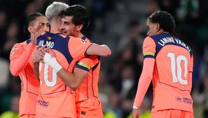 Pemain Barcelona Ferran Torres (tengah) dan Dani Olmo merayakan gol pada laga La Liga/Liga Spanyol antara Elche vs Barcelona di Elche, Spanyol, Sabtu, 31 Januari 2026. (AP Photo/Jose Breton)