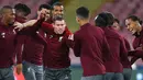 Gelandang Liverpool, James Milner (tengah) bercanda dengan rekan-rekannya selama sesi latihan di stadion San Paolo di Naples, Italia (2/10). Liverpool akan bertanding melawan Napoli pada grup C Liga Champions. (AFP Photo/Carlo Hermann)