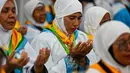 Para calon jemaah haji Indonesia berdoa selama sesi pelatihan keselamatan pra-keberangkatan di pusat embarkasi haji Banda Aceh pada Kamis 14 Mei 2026. (CHAIDEER MAHYUDDIN/AFP)