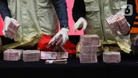 Petugas KPK merapikan barang bukti uang hasil OTT kasus suap pengadaan barang dan jasa Basarnas di Gedung Merah Putih KPK, Jakarta, Rabu (26/7/2023). (Liputan6.com/Herman Zakharia)