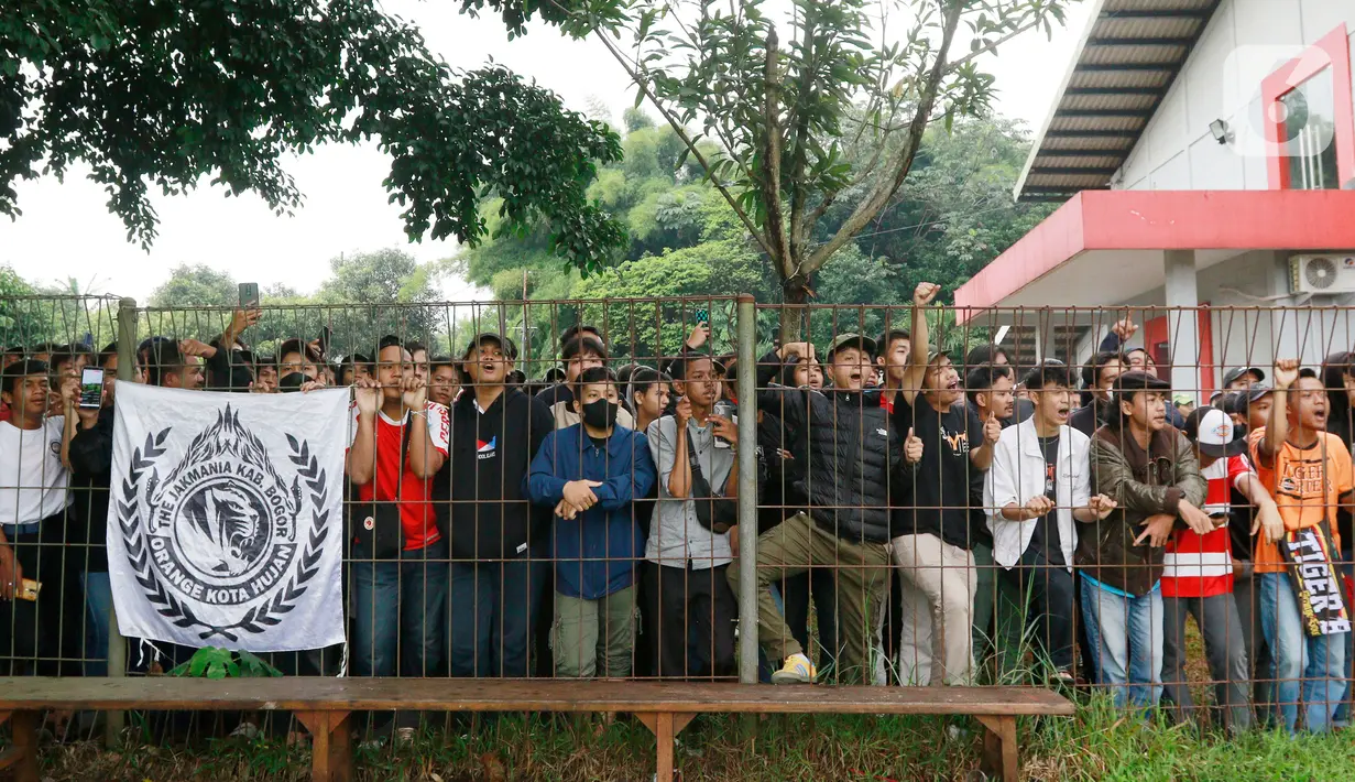 Suporter menonton sesi latihan Persija Jakarta di Nirwana Park, Sawangan, Jawa Barat, Rabu (4/1/2023). Pertandingan terdekat yang akan dihadapi Macan Kemayoran adalah melawan Persib Bandung pada laga tunda putaran pertama BRI Liga 1. (Bola.com/M Iqbal Ichsan)