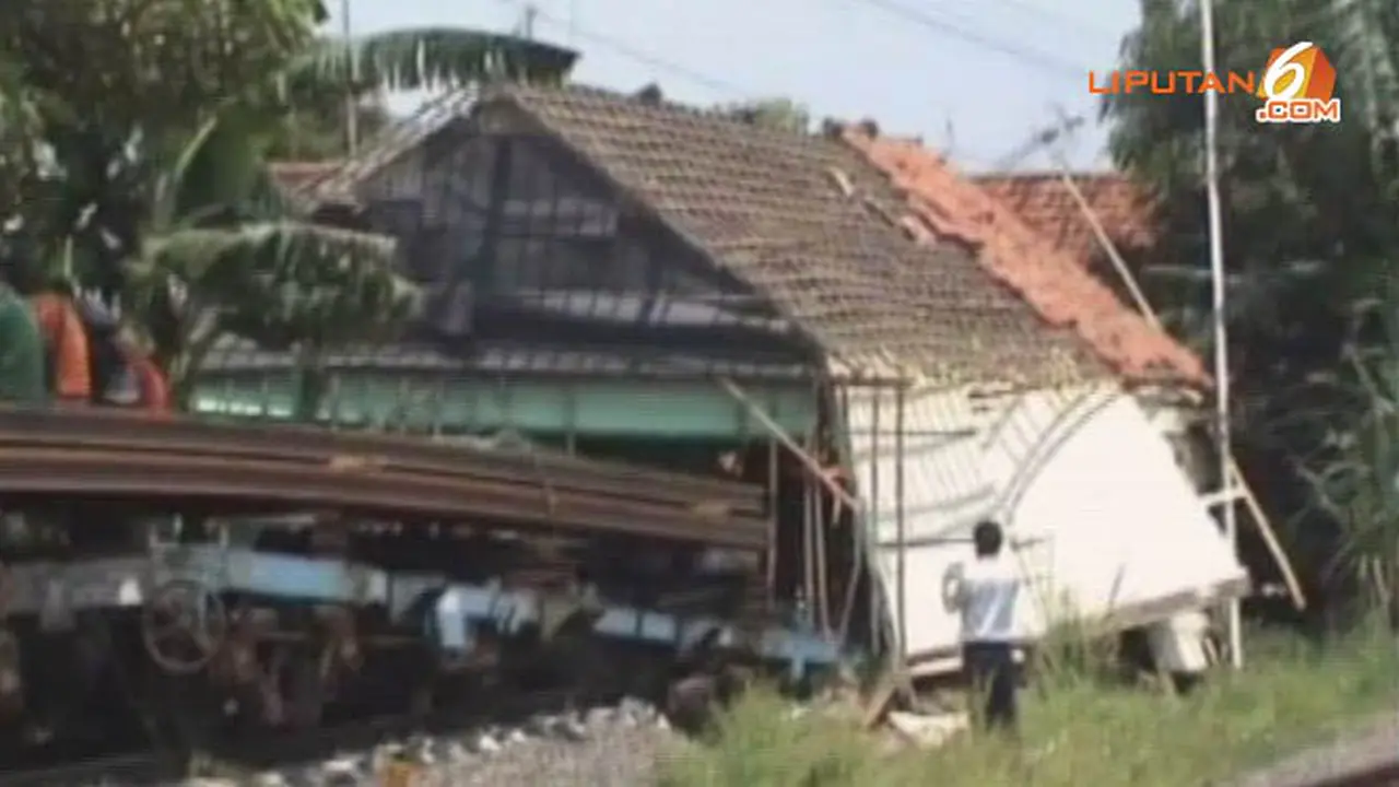kereta-tabrak-rumah-130913-c.jpg