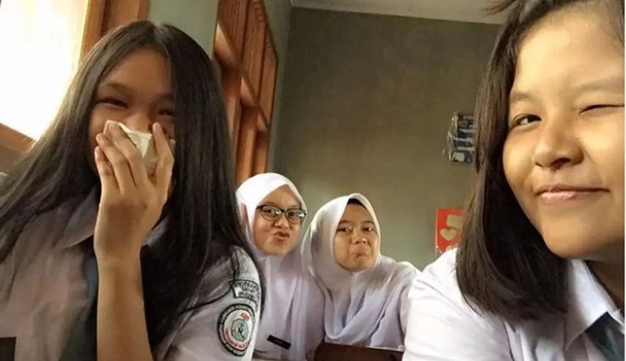 Pelantun lagu Bismillah Cinta selalu terlihat ceria saat sekolah. Ia selalu menunjukkan wajah bahagia saat bercanda dengan teman-temannya. Foto lawas Lesti ini menjadi bukti bahwa ia sedari dulu sudah terbarkan aura positif dengan keceriaannya.(Liputan6.com/IG/lestykejora)