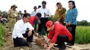 Gubernur Kalimantan Barat, Drs. Cornelis, M.H (kanan) bersama dengan Presiden Jokowi meletakkan batu pertama pembangunan saluran irigasi tersier di Bendungan Irigasi Tersier, Kalbar, Selasa (20/1/2015). (Rumgapres/Agus Suparto)
