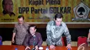 Agung Laksono (tengah) memimpin Rapat Pleno lanjutan Partai Golkar di DPP Partai Golkar, Jakarta, Selasa (25/11/2014). (Liputan6.com/Johan Tallo) 