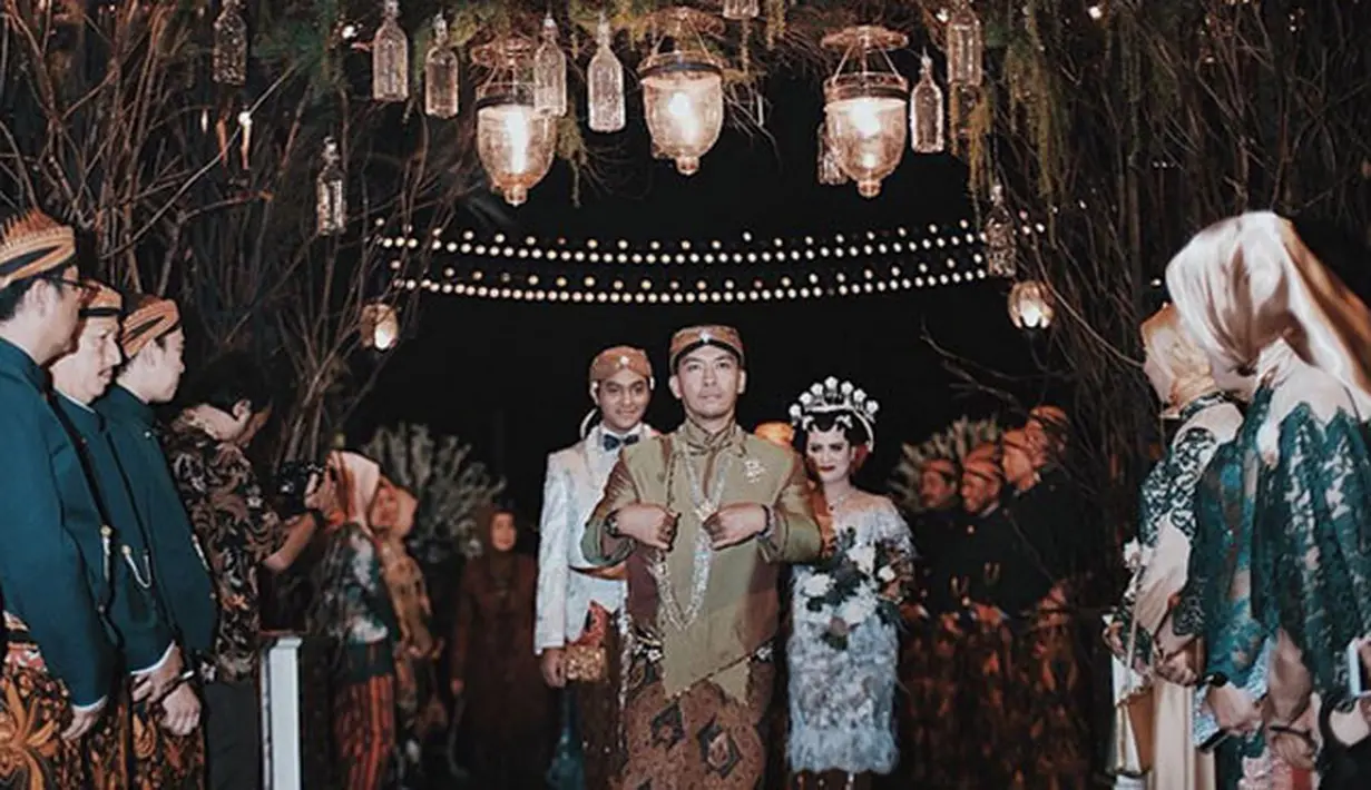 Rona bahagia masih dirasakan Mytha Lestari yang telah resmi dipersunting Barry Maheswara. Kebahagiaan Mytha terlihat dari unggahan foto-foto hari pernikahan mereka di akun Instagram pribadinya. (Instagram/mytha_lestari)