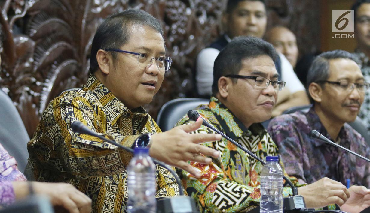 Menkominfo Rudiantara memberikan keterangan pemulihan layanan akibat terganggunya satelit Telkom 1, Jakarta, Selasa (12/9). Dalam keterangannya Kominfo dan Telkom menjelaskan bahwa perbaikan satelit Telkom 1 sudah 100 %. (Liputan6.com/Angga Yuniar)