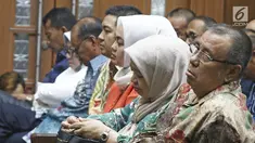 Terdakwa kasus suap pengadaan barang dan jasa di Pemkot Kendari, Asrun bersama anaknya yang juga Wali Kota Kendari nonaktif, Adriatma Dwi Putra saat menjalani sidang vonis di Pengadilan Tipikor, Jakarta, Rabu (31/10). (Liputan6.com/Herman Zakharia)