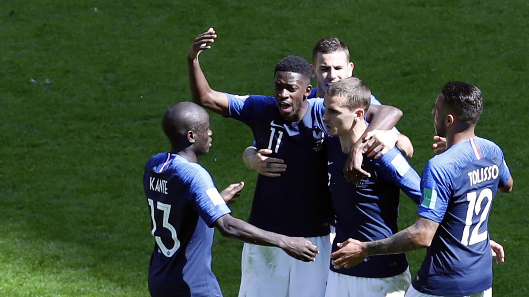 Para pemain Prancis merayakan gol yang dicetak oleh Antoine Griezmann ke gawang Australia pada laga Piala Dunia di Kazan Arena, Sabtu (16/6/2018). (AP/Hassan Ammar)