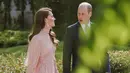 Juga kenakan gaun kerah tinggi, Kate Middleton pilih gaun berwarna peach [@royalinstablog]