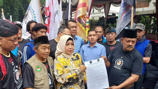 Ketua Dewan Kehormatan Kawulo Alit Indonesia (KAI) Sofiatun Gudono  di Kediaman Prabowo Subianto, Jalan Kertanegara, Jakarta Selatan, Jumat (9/2/2024). (Arief/Liputan6.com)