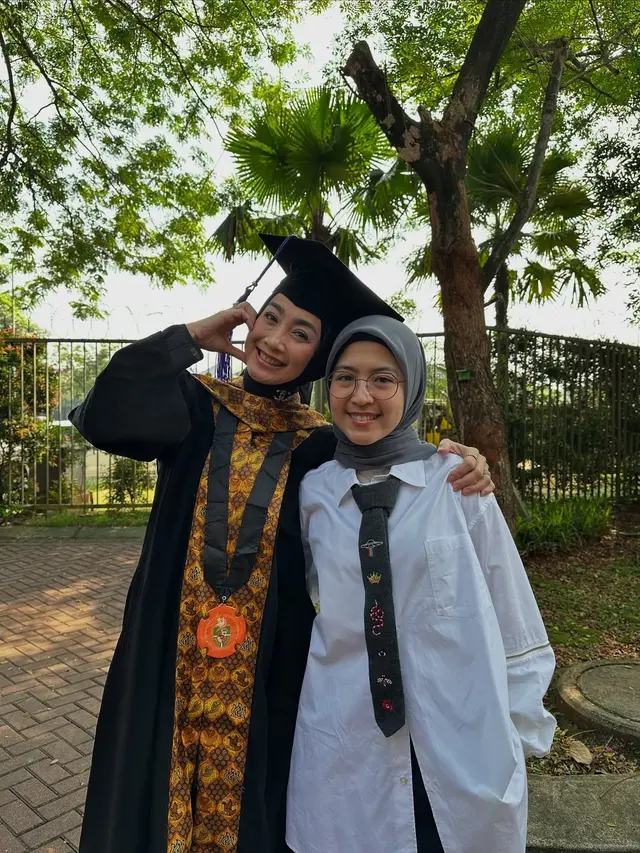 5 Potret bahagia Desy Ratnasari saat wisuda S3, resmi bergelar Doktor Psikologi