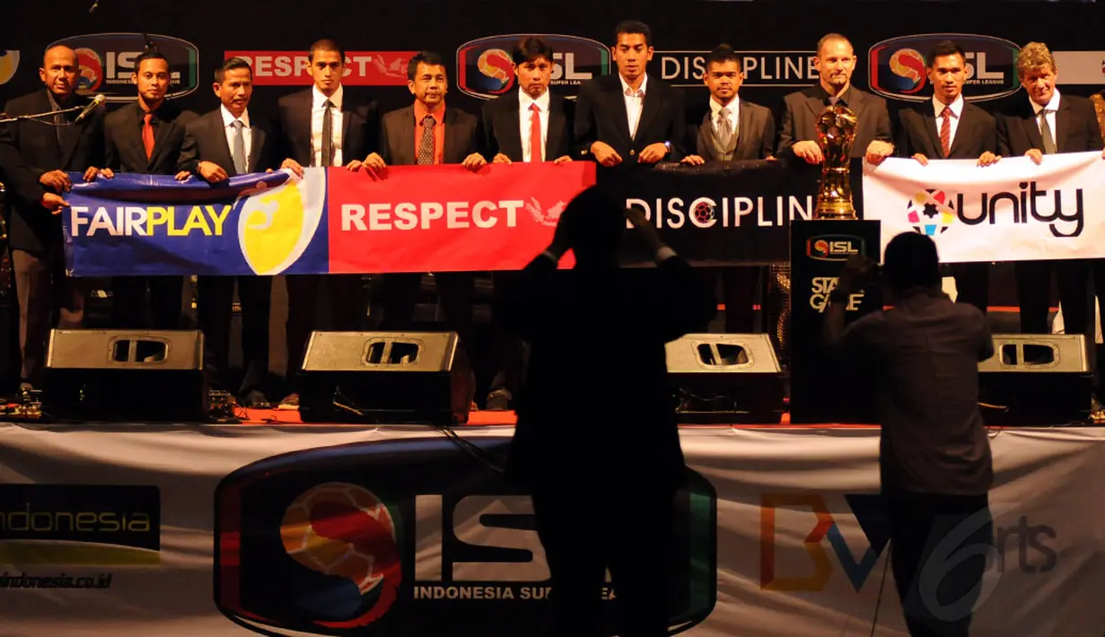 Sejumlah pemain dan pelatih tim yang lolos babak 8 besar membentangkan spanduk bertuliskan semangat dalam menjalani laga Indonesia Super League 2014, Jakarta, (1/10/2014). (Liputan6.com/Helmi Fithriansyah) 