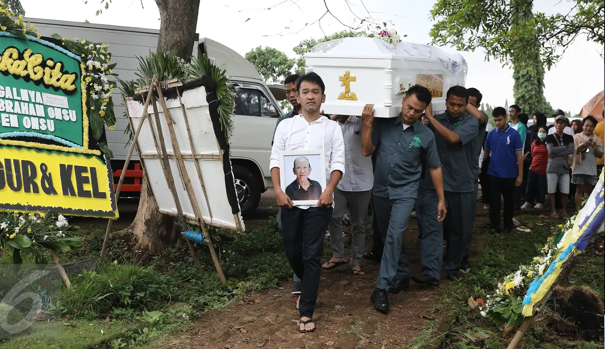 Artis Ruben Onsu mengantarkan peti jenazah sang ayah, Johannes Abraham Onsu menuju peristirahatan terakhir di TPU Pondok Ranggon, Jakarta Timur, Rabu (1/2). Ayah Ruben dan Jordi Onsu meninggal pada Minggu, 29 Januari malam. (Liputan6.com/Herman Zakharia)