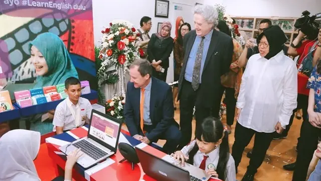 6 Potret Tri Rismaharini Resmikan English Corner di Perpustakaan Umum Kota Surabaya