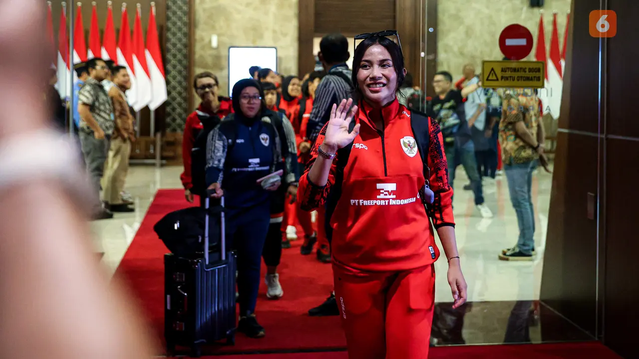 Foto: Timnas Indonesia Putri Sudah Mendarat di Tanah Air, Pamerkan Trofi Juara Piala AFF Wanita 2024