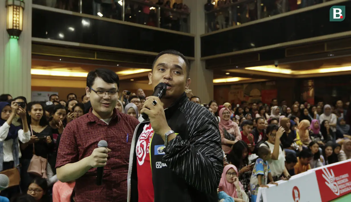 Presenter, Valentino Simanjuntak, membawakan acara saat lelang untuk Palu dan Donggala di Grand Indonesia, Jakarta, Sabtu (24/11). Pebulutangkis Indonesia lelang barang untuk bantu korban bencana alam. (Bola.com/Vitalis Yogi Trisna)
