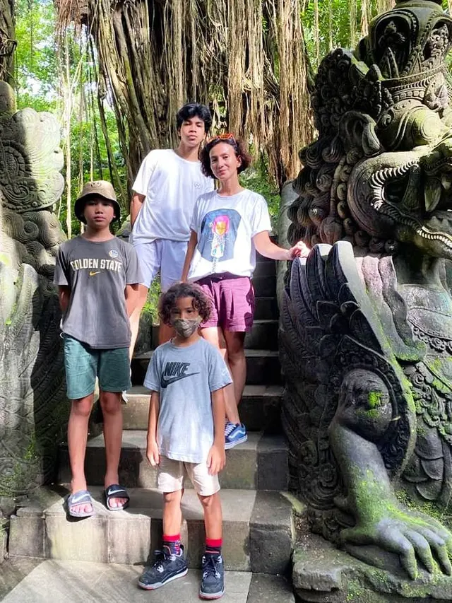 Sosok Ibu Idaman, Ini 6 Potret Kebersamaan Wanda Hamidah dengan Empat Anaknya