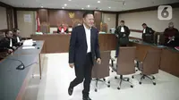 Mantan Anggota Komisi VI DPR, I Nyoman Dhamantra meninggalkan ruangan usai menjalani sidang pembacaan dakwaan di Pengadilan Tipikor, Jakarta, Selasa (31/12/2019). KPK mendakwa I Nyoman Dhamantra menerima suap Rp 3,5 miliar dalam pengurusan impor bawang putih. (Liputan6.com/Faizal Fanani)