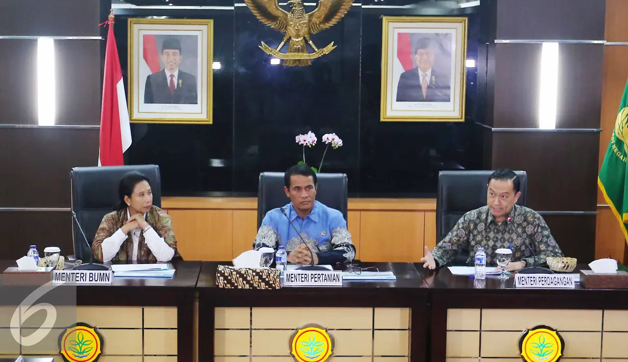 Menteri Perdagangan Thomas Lembong (kanan) memberikan keterangan usai rapat koordinasi di Kementrian Pertanian, Jakarta, Selasa (31/5). Pemerintah menjamin tidak ada lonjakan harga jelang Ramadan. (Liputan6.com/Angga Yuniar)