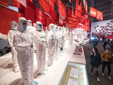 Sejumlah orang mengunjungi pameran tentang perjuangan China melawan epidemi COVID-19 di Wuhan, Provinsi Hubei, China tengah (15/10/2020). Pameran khusus tentang perjuangan negara tersebut melawan epidemi COVID-19 dimulai pada Kamis (15/10) di Wuhan.  (Xinhua/Xiao Yijiu)