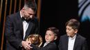 Gelar Ballon d'Or kedelapan Lionel Messi terasa sangat spesial, karena untuk pertama kalinya diraih tanpa harus bersaing dengan Cristiano Ronaldo. Lionel Messi cuma harus menyisihkan pesaing lainnya, Erling Haaland dan Kylian Mbappe. (AFP/Franck Fife)