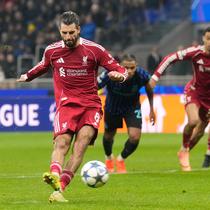 Liverpool memastikan kemenangan berkat eksekusi penalti Dominik Szoboszlai pada menit ke-88. (AP Photo/Luca Bruno)