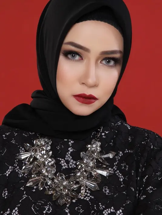 Sebagai seorang publik figur, Aryani Fitriana selalu memperhatikan penampilannya. Apalagi soal makeup, ia selalu memilih gaya yang cocok dengan busananya. Kali ini ia memilih makeup bold yang menonjolkan warna bibir merah di wajahnya. (Liputan6.com/IG/@aryanifitriana24)