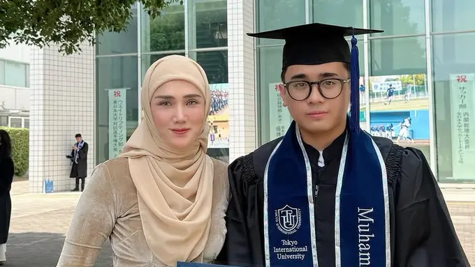 Mulan Jameela menghadiri wisuda putra di Jepang