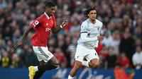 Striker Manchester United Marcus Rashford (kiri) bersaing dengan bek Liverpool Trent Alexander-Arnold&nbsp;dalam pertandingan Liga Inggris&nbsp;di Old Trafford, Manchester, 22 Agustus 2022. MU menang 2-1 atas Liverpool. (Paul ELLIS / AFP)