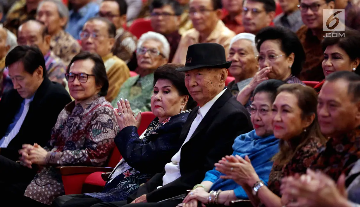 Founder Ciputra Group, Ir. Ciputra bersama Presiden Ke-5 Megawati Soekarno Putri saat peluncuran buku sekaligus merayakan Ulang Tahun berdirinya Ciputra Grup yang ke 36 Tahun, di Jakarta, Rabu (29/11). (Liputan6.com/JohanTallo)