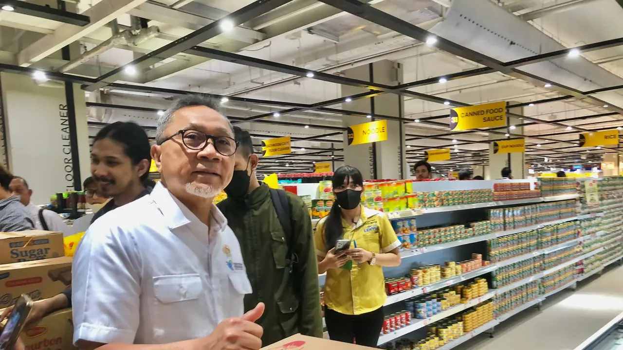 Menteri Perdagangan (Mendag) Zulkifli Hasan melakukan kunjungan ke Ritel modern untuk meninjau pasokan beras ke Transmart Kota Kasablanka, Senin (19/2/2024).
