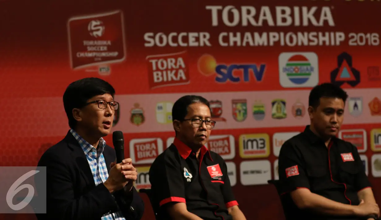 Direktur Utama PT Surya Citra Media Tbk (SCMA) Sutanto Hartono memberikan keterangan kepada wartawan saat press conference Torabika Soccer Championship di Main Hall SCTV, Jakarta, Rabu (21/12). (Liputan6.com/Gempur M. Surya)