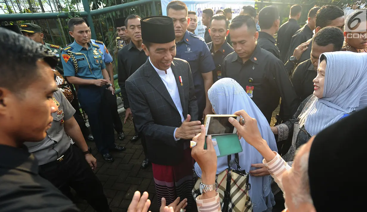Sejumlah warga bersalaman dengan Presiden Joko Widodo usai melaksanakan salat id Hari Raya Idul Fitri 1 Syawal 1439  H di Lapangan Astrid, Kebun Raya Bogor, Jumat (15/6). (Merdeka.com/Arie Basuki)