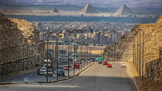 Sisi belakang dari piramida.