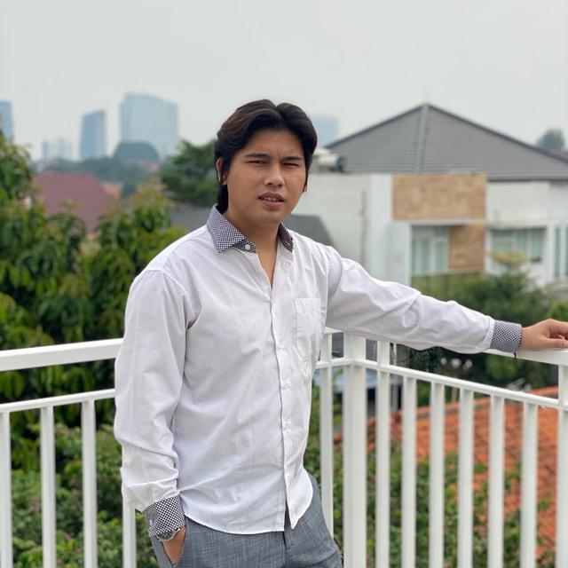 6 Potret Terbaru Adam Rama, Pemeran Hisyam ‘Tukang Bubur Naik Haji’