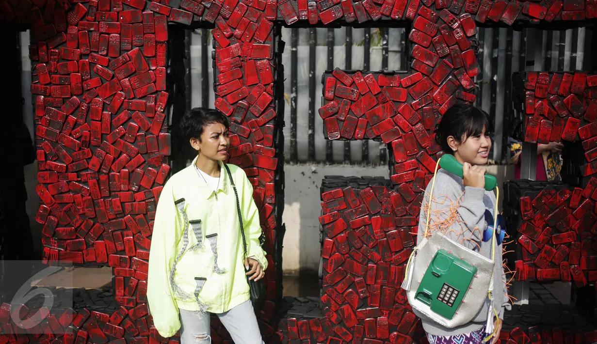 Aktivis yang tergabung dalam Greenpeace Indonesia menggelar aksi dengan memamerkan instalasi seni dari limbah ponsel saat car free day dikawasan Bunderan HI, Jakarta, Minggu (26/2). (Liputan6.com/Faizal Fanani)