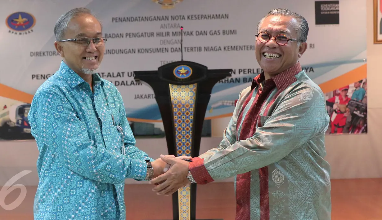 Direktur Jenderal Perlindungan ‎Konsumen dan Tertib Niaga Kemendag Widodo (kiri) bersama dengan Kepala BPH Migas Andy Noorsaman Sommeng penandatangan kerjasama di Gedung BPH Migas, Jakarta, Selasa (16/2). (Liputan6.com/Angga Yuniar)