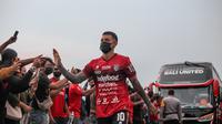 Stefano Lilipaly saat menyapa para suporter Bali United di Training Ground Bali United yang terletak di kawasan Pantai Purnama, Kabupaten Gianyar setelah menjuarai BRI Liga 1 2021/2022. Akhirnya Fano resmi meninggalkan Bali United pada Jumat (6/5/2021). (Bola.com/Maheswara Putra)